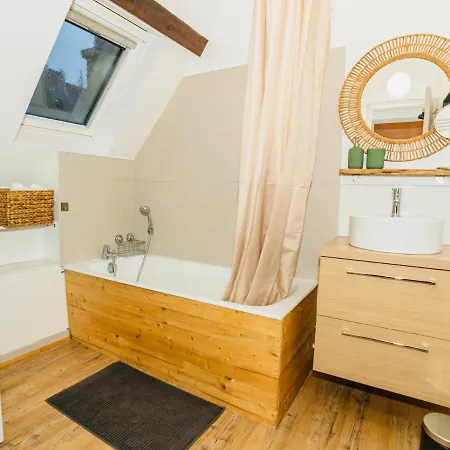 Nid Douillet La Cour Du Dauphin, Vue Cathedrale Imprenable Laon